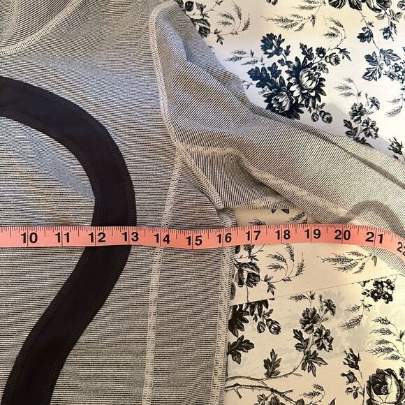 Lululemon Grey Turtle Neck Sweater Jacket Size 4 - Picture 8 of 8